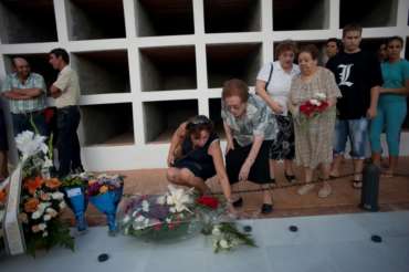 Spanish lawmakers pass law honoring victims of the Franco era - Vimarsana News